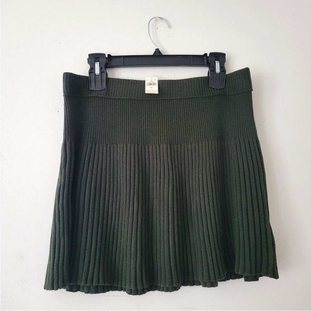 🆕 AERIE Take Charge Stretchy Ribbed Knit Olive Green Pleated Mini Skirt, Size M - Picture 2 of 14